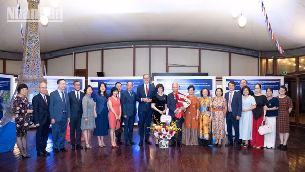 Đông đảo quan khách, đại diện các tổ chức và bạn bè tới chung vui cùng nguyên Đại sứ Đinh Toàn Thắng. (Ảnh: MINH DUY)