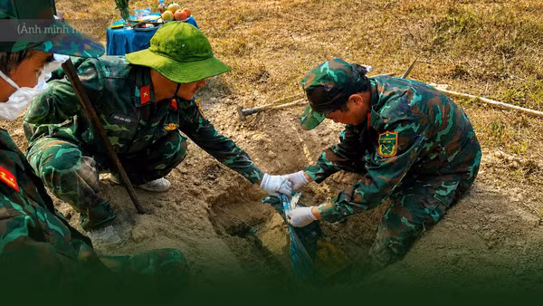 Mắt cay xè khi lưỡi xẻng chạm vào di vật