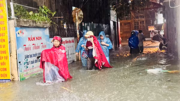 Mưa diện rộng tiếp tục gây ngập tại nhiều khu vực ở Hà Nội