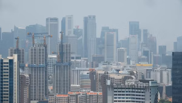 Từ ngày 25/8, tầm nhìn toàn cảnh khu vực trung tâm của Singapore đã bị ảnh hưởng đáng kể. (Ảnh: Tân Hoa Xã)