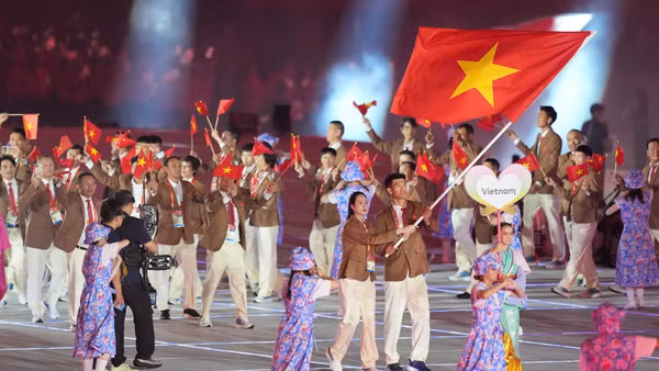 Các vận động viên của Đoàn thể thao Việt Nam diễu hành trong lễ khai mạc Đại hội Thể thao châu Á lần thứ 20 tại thành phố Nagoya, Nhật Bản ngày 19/9/2026. (Ảnh: THX/TTXVN phát)