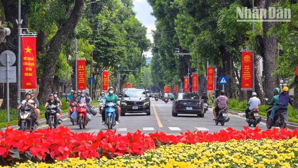 Phố phường Hà Nội được tô thắm những dịp lễ lớn.