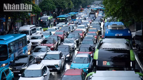 [Ảnh] Mưa lớn giờ tan tầm, phố Hà Nội thêm đông đúc và hối hả