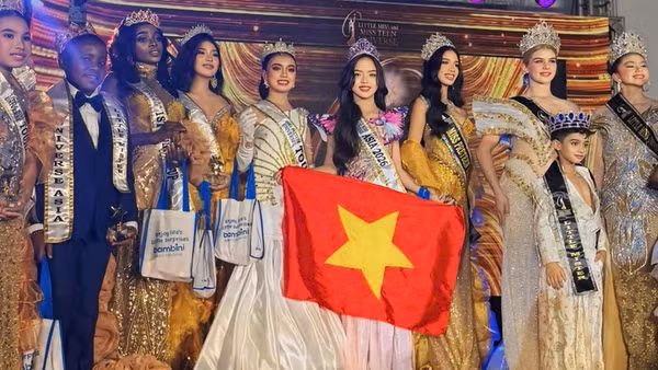 Nguyễn Hoa Thảo Mơ đăng quang Hoa hậu hoàn vũ nhí thế giới. (Ảnh: Ban Tổ chức)