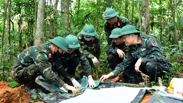 Đội quy tập hài cốt liệt sĩ Đoàn Kinh tế-Quốc phòng 337 quy tập các hài cốt liệt sĩ tại khu vực đồi Khe Cây Lỗi, thôn Cựp Cuôi, xã Hướng Lập, tỉnh Quảng Trị. (Ảnh: Đoàn Kinh tế-Quốc phòng 337)
