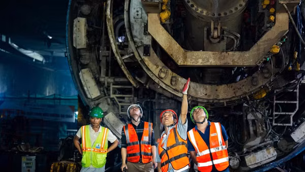 Đội ngũ kỹ sư trao đổi kỹ thuật trong quá trình thi công tuyến metro Nhổn-Ga Hà Nội.