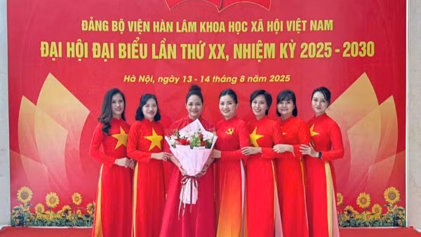 Các nhà khoa học nữ chụp ảnh kỷ niệm tại Đại hội đại biểu lần thứ XX của Viện Hàn lâm Khoa học xã hội Việt Nam. (Ảnh: BN)