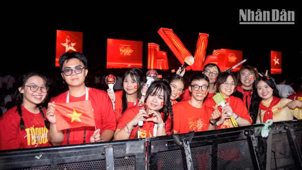 [Ảnh] Cuồng nhiệt cùng khán giả trước giờ "lên sóng" của "Concert quốc gia"