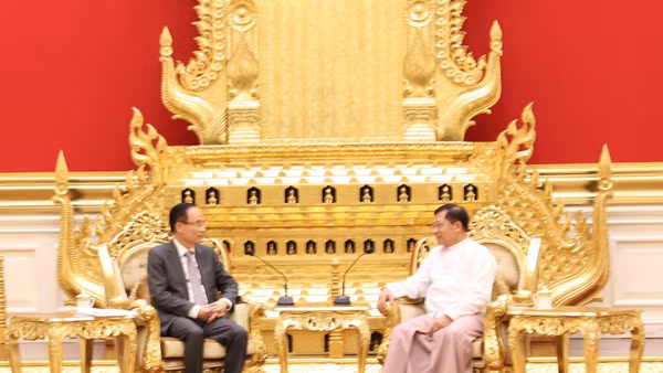 Bộ trưởng Ngoại giao Lê Hoài Trung hội kiến Tổng thống Myanmar Min Aung Hlaing. (Ảnh: Đỗ Sinh - Phóng viên TTXVN từ Myanmar)