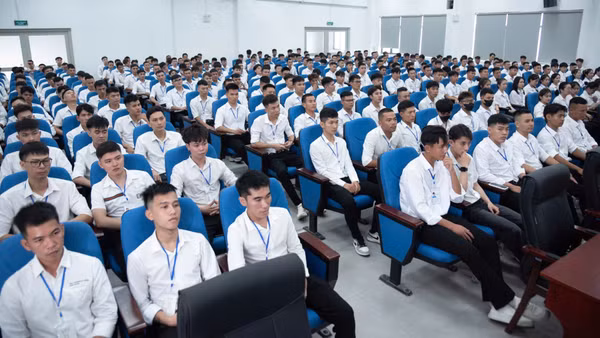 Lao động đi làm việc ở nước ngoài theo hợp đồng chương trình EPS dự khóa đào tạo giáo dục định hướng và bổ túc tiếng Hàn tại Hà Nội của Trung tâm Lao động ngoài nước. (Ảnh MINH DUY).
