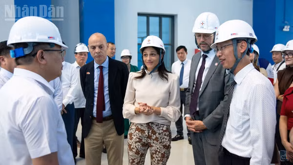 Bộ trưởng Éléonore Caroit cùng Đoàn công tác tham quan thực địa khu vực vận hành tổ máy Thủy điện Hòa Bình mở rộng.