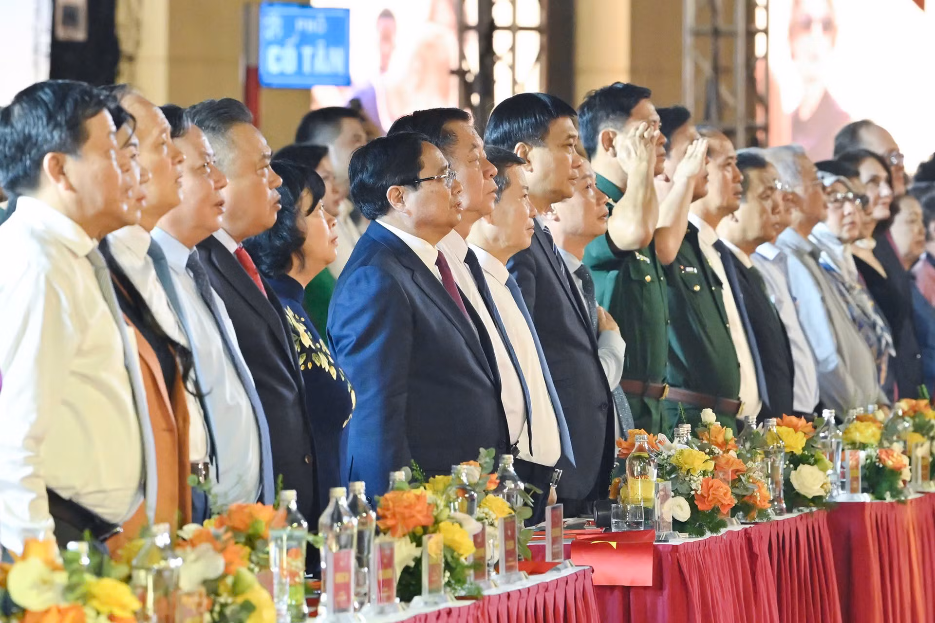 Thủ tướng Phạm Minh Chính và các đại biểu dự chương trình đã cùng hát vang bài Tiến Quân ca. (Ảnh: Thủy Nguyên)