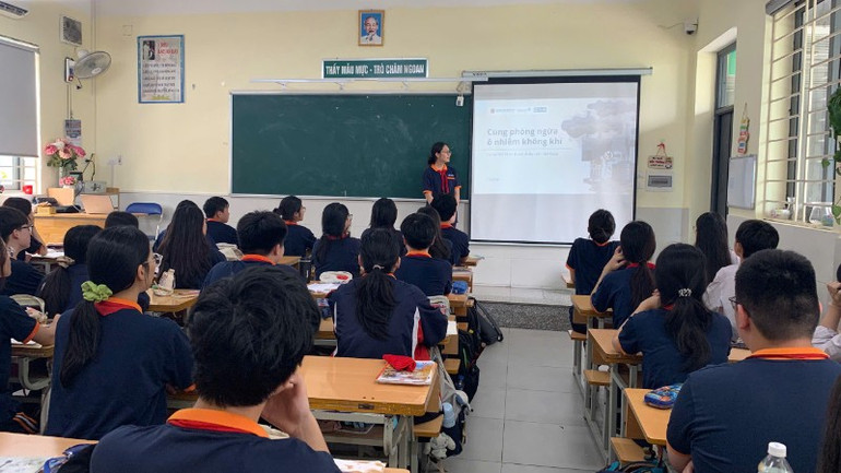 Học sinh Trường trung học cơ sở Yên Hòa, thành phố Hà Nội phát triển kỹ năng thuyết trình trong một tiết học. (Ảnh: MINH QUẾ) 7d75043ccc63453d1c72-3184.jpg