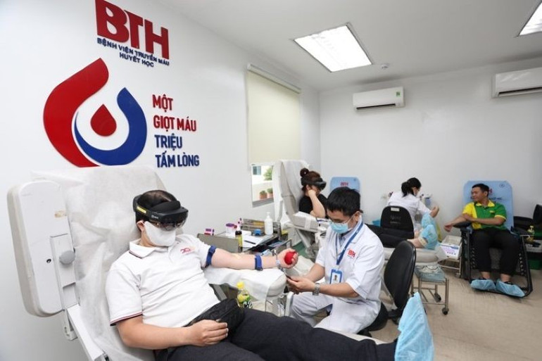 Anh Nguyễn Vĩnh An cho biết công nghệ thực tế ảo tích hợp khiến trải nghiệm hiến máu trở nên thú vị hơn. hienmau2.jpg