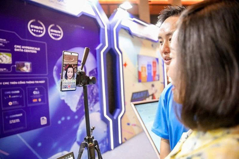 Люди знакомятся с функциональными особенностями продукции C-Health. z7330975999673-12bc4a207b884bc1936348bfb36d5a0c.jpg