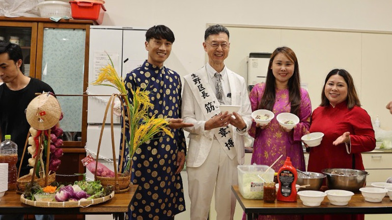 Ông Sujihara Akihiro và bà Lê Thương (hai người đứng giữa) chụp ảnh lưu niệm sau khi thưởng thức món phở của Việt Nam. a4-5599-1015.jpg