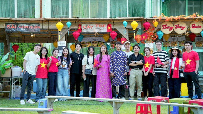 Tổng hội Người Việt Nam vùng Kansai chụp ảnh lưu niệm trước gian hàng quảng bá ẩm thực Việt Nam. a2-1589.jpg