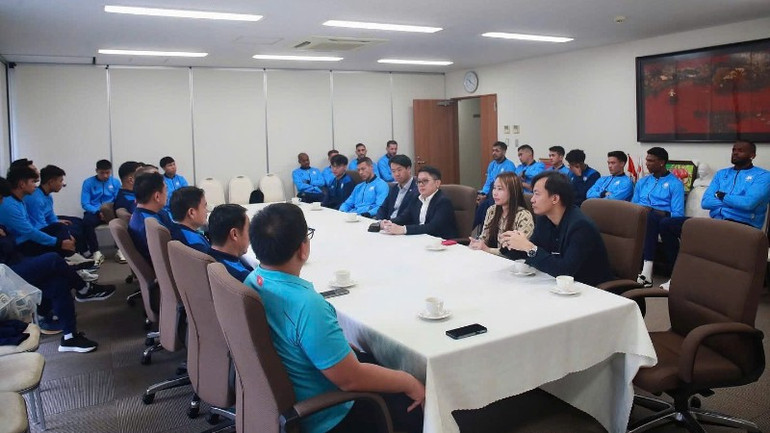 អគ្គកុងស៊ុល Ngo Trinh Ha បានជូនពរក្រុមទទួលជោគជ័យក្នុងការប្រកួត ផ្តល់ឱ្យទស្សនិកជននៃប្រទេសទាំងពីរសម្តែងយ៉ាងស្រស់ស្អាត បង្ហាញពីស្មារតីកីឡាដ៏ថ្លៃថ្នូ សាមគ្គីភាព និងមិត្តភាព។ bong-da-2-1747.jpg