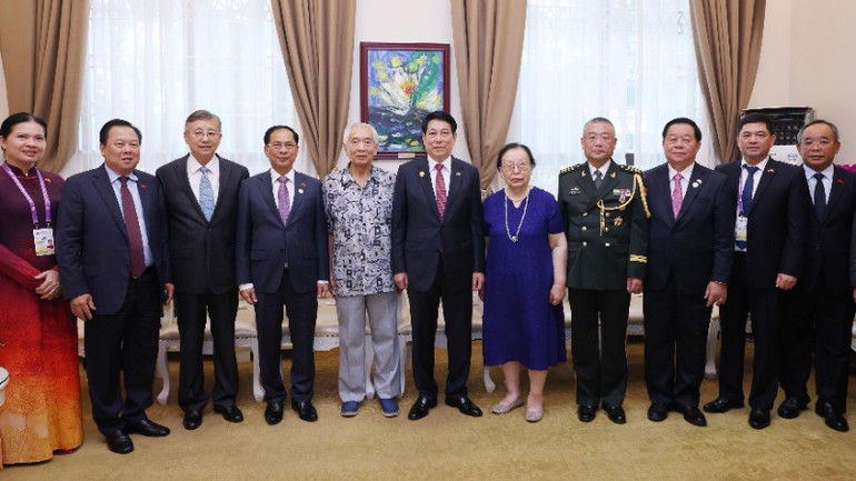Chủ tịch nước Lương Cường với đại diện gia đình nhân sĩ hữu nghị - tướng lĩnh cách mạng, chuyên gia, cố vấn Trung Quốc từng tham gia giúp đỡ Việt Nam. (Ảnh: Lâm Khánh/TTXVN) vna-potal-chu-tich-nuoc-luong-cuong-tiep-dai-dien-gia-dinh-nhan-si-huu-nghi-trung-quoc-8255636-4499.jpg
