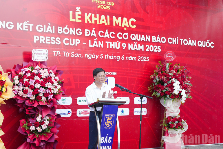 Nhà báo Hồ Minh Chiến - Tổng Biên tập Tạp chí Gia đình Việt Nam, Trưởng Ban Tổ chức Press Cup 2025 phát biểu khai mạc giải đấu. ndo_br_bong-da-2.jpg