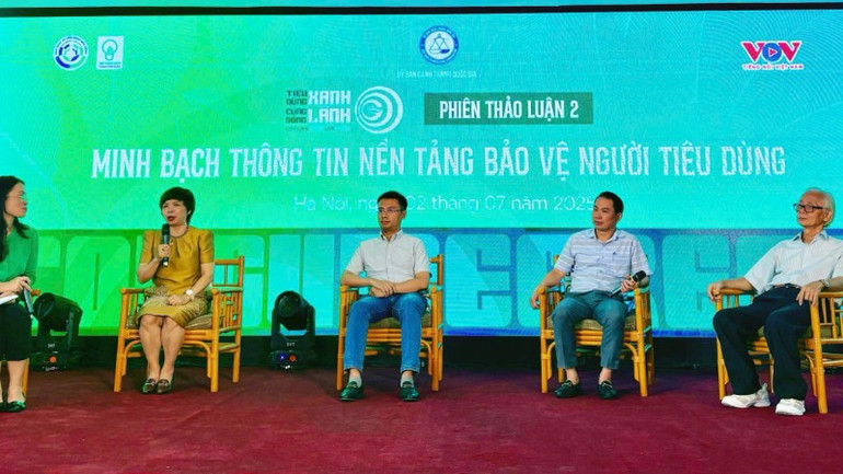 Các đại biểu trao đổi tại phiên thảo luận với chủ đề "Minh bạch thông tin - nền tảng bảo vệ người tiêu dùng" trong khuôn khổ Diễn đàn Tiêu dùng bền vững 2025. (Ảnh: CHÚC AN) ef8920a4f014474a1e05-2881.jpg