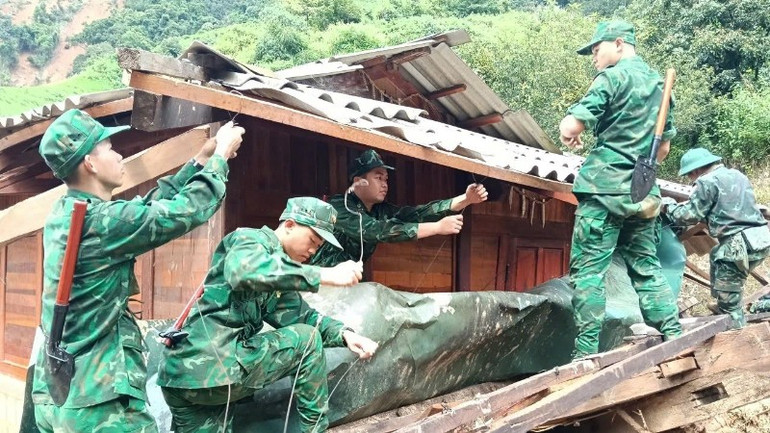 Cán bộ, chiến sĩ hỗ trợ người dân khắc phục hậu quả sau lũ quét. 8-dien-bien-2-8047.jpg