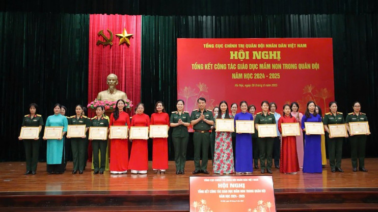 Thiếu tướng Vũ Văn Cường - Phó Chính ủy Tổng cục Hậu cần-Kỹ thuật và Thiếu tướng Phùng Thị Phú - Phó Cục trưởng Cục Quân huấn-Nhà trường tặng Bằng khen của Thủ trưởng Tổng cục Chính trị cho các cá nhân có thành tích xuất sắc trong công tác giáo dục mầm non năm học 2024-2025. 4fbe6b3dbd70352e6c61-8732.jpg