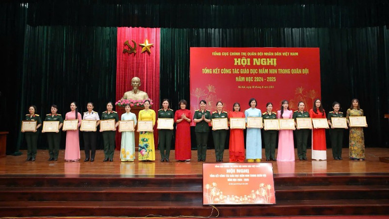Đại tá Nguyễn Thị Thu Hiền - Trưởng ban Phụ nữ Quân đội và đồng chí Hoàng Thị Dinh - Phó Vụ trưởng Vụ Giáo dục mầm non (Bộ Giáo dục và Đào tạo) trao Bằng khen của Thủ trưởng Tổng cục Chính trị tặng các cá nhân có thành tích xuất sắc trong công tác giáo dục mầm non năm học 2024-2025. ee6b9530437dcb23926c-7747.jpg