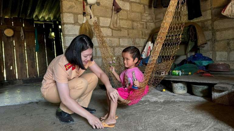 Chương trình “Mẹ đỡ đầu” và chương trình “Ngày mai tươi sáng” có ý nghĩa nhân văn sâu sắc, thể hiện sự quan tâm đồng hành của lực lượng Công an Lạng Sơn nói chung, Hội Phụ nữ Công an Lạng Sơn nói riêng trong hoạt động chăm sóc, giáo dục trẻ em. 1-cung-co-vung-chac-the-tran-an-ninh-nhan-dan-1-7361.jpg