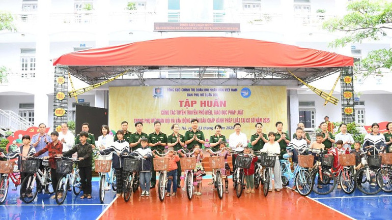 Ban Tổ chức tặng xe đạp cho các em học sinh vượt khó học giỏi. 14c4035e12c99a97c3d8-2670.jpg