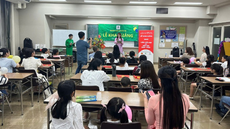 Bà Lê Thương - Chủ tịch Tổng hội Người Việt Nam vùng Kansai, người sáng lập Trường Việt ngữ Cây Tre phát biểu tại Lễ khai giảng. 5fe64fdb52e4e4babdf5-4379.jpg