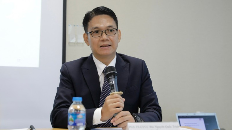 Profesor Madya, Dr. Bui Nguyen Quoc Trinh berbicara pada konferensi pers. pgs-6425.jpg