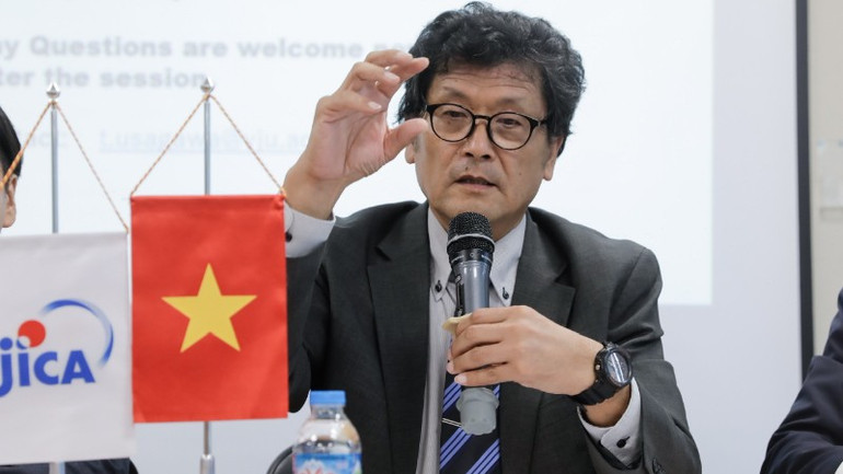 Profesor Usagawa Tsuyoshi berbicara kepada pers pada konferensi pers. gs-8142.jpg