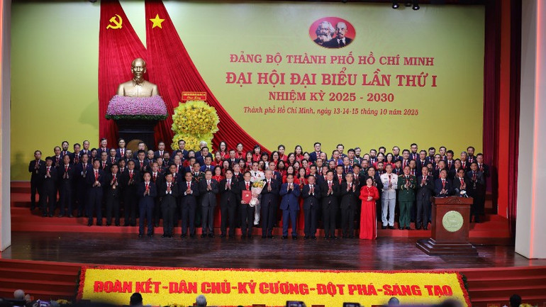 Tổng Bí thư Tô Lâm chúc mừng Ban Chấp hành Đảng bộ Thành phố Hồ Chí Minh nhiệm kỳ 2025-2030 gồm 109 đồng chí. (Ảnh: TTXVN) z7114882467417-a9db06f91100ee3c97979da1ba9f87c1-2618.jpg