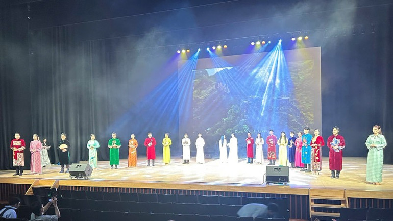 Phần trình diễn áo dài truyền thống trong khuôn khổ chương trình nghệ thuật đặc biệt “Tự hào một dải non sông”. a3acf30096d01d8e44c1-2551.jpg