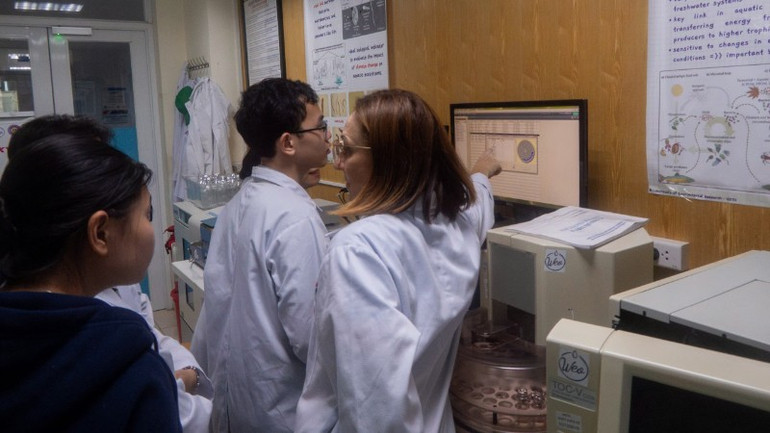 Η Δρ. Catherine Guigue (εργαστήριο MIO/IRD στη Γαλλία) καθοδηγεί τους φοιτητές σε ένα 2 εβδομάδων εκπαιδευτικό πρόγραμμα σχετικά με την ανάλυση δειγμάτων νερού που λαμβάνονται από διάφορες τοποθεσίες στον Κόκκινο Ποταμό. z7200264625748-68e630f2d84f3427df8c0a078c5cef45-6039.jpg