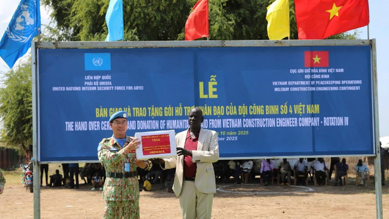 Trung tá Trịnh Văn Cường, Đội trưởng Đội Công binh số 4 trao quà cho đại diện nhân dân địa phương. z7162860944388-cd3949979a4df690b105a73c5697a3dd-3112.jpg