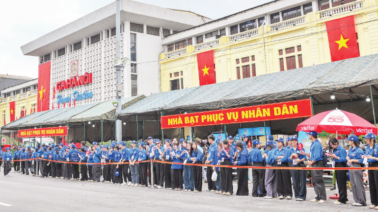 Lực lượng thanh niên tình nguyện tham gia hỗ trợ người dân và lực lượng chức năng thực hiện nhiệm vụ. (Ảnh: THẾ ĐẠI) sv-tn-357.png