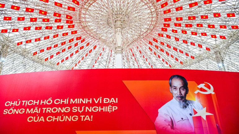 Hình ảnh tại Triển lãm 95 năm Cờ Đảng soi đường - một trong những sự kiện quan trọng trong chuỗi hoạt động chào mừng 80 năm Cách mạng Tháng Tám và Quốc khánh 2/9. (Ảnh: THÀNH ĐẠT) image-3-7970.jpg