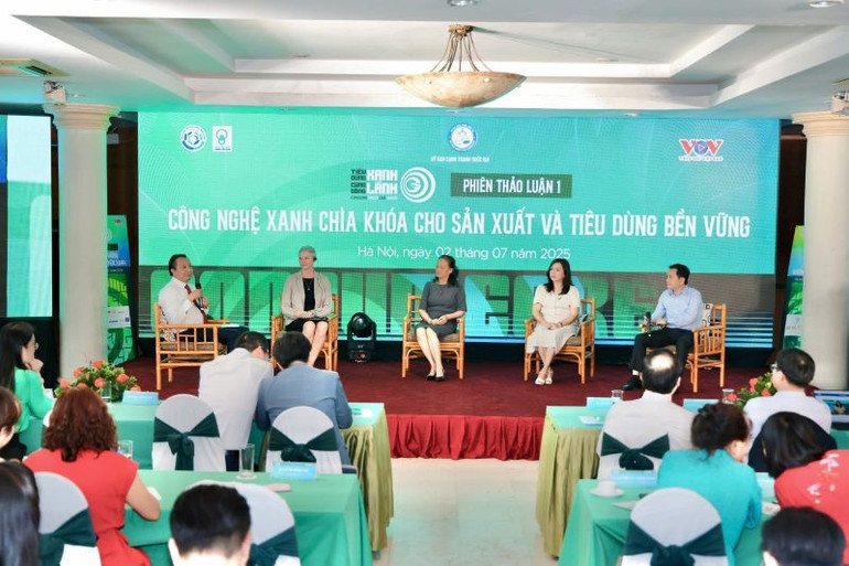 Các đại biểu tham gia thảo luận tại Diễn đàn. dien-dan-1-1201.jpg