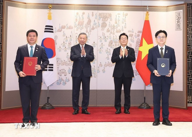 Tổng Bí thư Tô Lâm và Tổng thống Hàn Quốc Lee Jae Myung chứng kiến lễ trao Bản ghi nhớ tăng cường hợp tác năng lượng tái tạo giữa Bộ Công Thương Việt Nam và Bộ Công nghiệp, Thương mại và Năng lượng Hàn Quốc. (Ảnh: Thống Nhất/TTXVN) Tổng Bí thư Tô Lâm và Tổng thống Hàn Quốc Lee Jae Myung chứng kiến lễ trao Bản ghi nhớ tăng cường hợp tác năng lượng tái tạo giữa Bộ Công Thương Việt Nam và Bộ Công nghiệp, Thương mại và Năng lượng Hàn Quốc. (Ảnh: Thống Nhất/TTXVN)