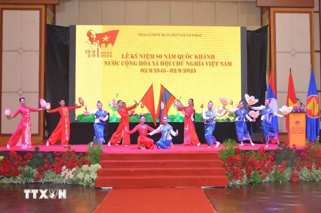 Một tiết mục văn nghệ tại Lễ kỷ niệm 80 năm Quốc khánh. (Ảnh: Đỗ Bá Thành/TTXVN) Một tiết mục văn nghệ tại Lễ kỷ niệm 80 năm Quốc khánh. (Ảnh: Đỗ Bá Thành/TTXVN)