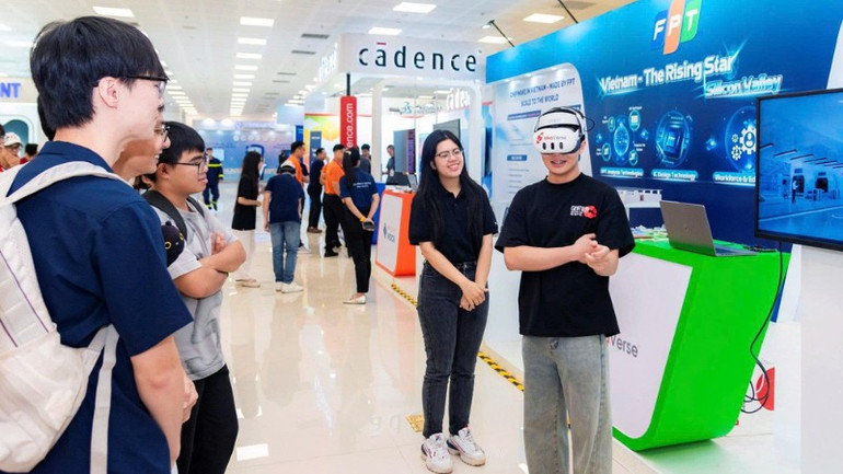 Các tập đoàn, doanh nghiệp Việt Nam như Viettel, FPT, CMC, VNPT, MISA đã chủ động đầu tư mạnh vào AI, triển khai trợ lý ảo, nền tảng phân tích dữ liệu, y tế số, tài chính và logistics thông minh. z7109955237209-9fe71883572d63c0485d0b1525f7c46d-6335.jpg