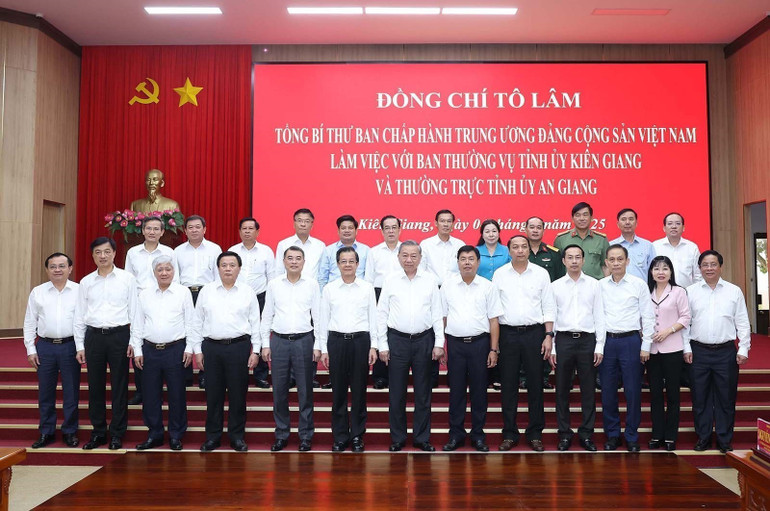 Tổng Bí thư Tô Lâm và đoàn công tác chụp ảnh với các đại biểu tỉnh Kiên Giang. (Ảnh: Thống Nhất/TTXVN) vna-potal-tong-bi-thu-lam-viec-voi-ban-thuong-vu-tinh-uy-kien-giang-va-thuong-truc-tinh-uy-an-giang-8072298.jpg