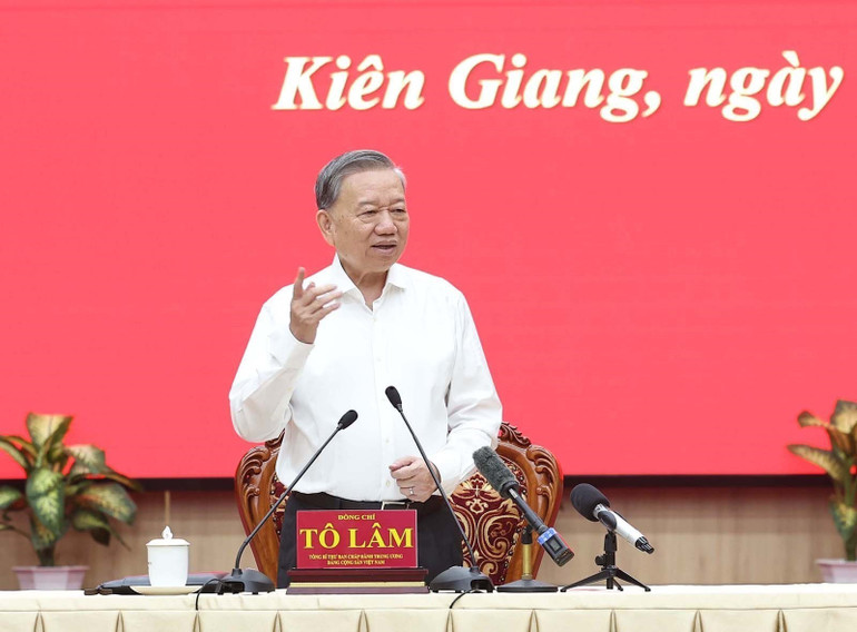 Tổng Bí thư Tô Lâm phát biểu chỉ đạo tại buổi làm việc. (Ảnh: Thống Nhất/TTXVN) vna-potal-tong-bi-thu-lam-viec-voi-ban-thuong-vu-tinh-uy-kien-giang-va-thuong-truc-tinh-uy-an-giang-8072280.jpg