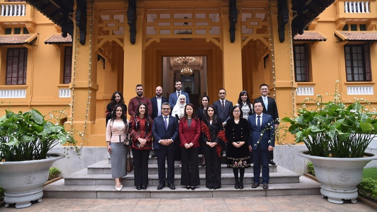 Náměstek ministra zahraničních věcí Nguyen Minh Hang a delegáti pózují na fotografii s palestinskými představiteli účastnícími se školení. (Foto: JICA) 5-9585.jpg