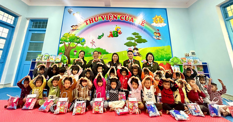 Organizasyon komitesi ve sponsor temsilcileri, Lam Thuy Anaokulu çocuklarıyla hatıra fotoğrafı çektirdi. z7323812847196-3802c8924c26adb1ff7b44a297142d08.jpg