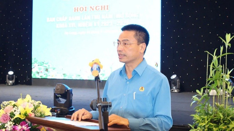 Đồng chí Phạm Quang Hưởng, Phó chủ tịch thường trực Công đoàn Khoa học và Công nghệ Việt Nam phát biểu khai mạc Hội nghị. (Ảnh: TRỊNH VĂN NGUYÊN) dong-chi-pham-quang-huong-pho-chu-tich-thuong-truc-cong-doan-khoa-hoc-va-cong-nghe-viet-nam-phat-bieu-khai-mac-hoi-nghi-9454.jpg