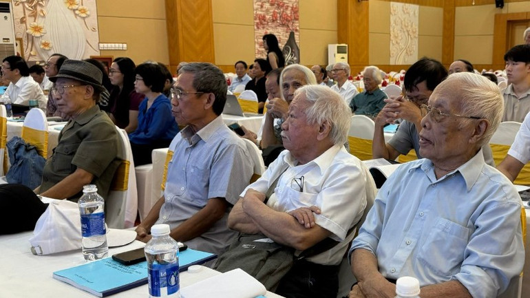 Os delegados contribuíram com muitas ideias na conferência resumindo a literatura vietnamita após 1975. (Foto: MAI LU) z7131569987689-b96d7211033d9cc1e7d690eed190ef82-5789.jpg