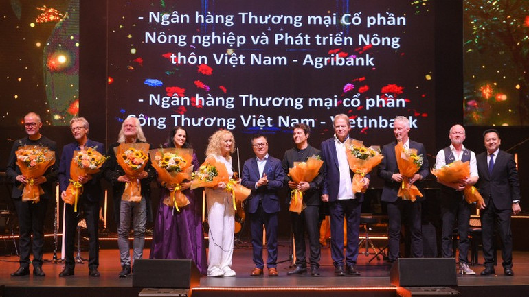 Tổng Biên tập Báo Nhân Dân Lê Quốc Minh tặng hoa các nghệ sĩ tại đêm nhạc. (Ảnh: THẾ ĐẠI) 8-sg-1-2680.jpg